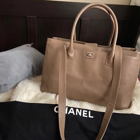 Chanel Cerf Executive Tote Bag - Picture 2 of 14
